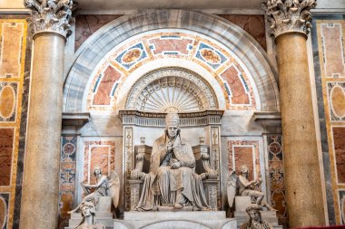 Citta del Vaticano, Vaticano - Stato della Citta del Vaticano - 11-22-2022: Papa 7. Pius heykeli Aziz Peter Bazilikası 'ndaki melekler arasında tahta çıktı