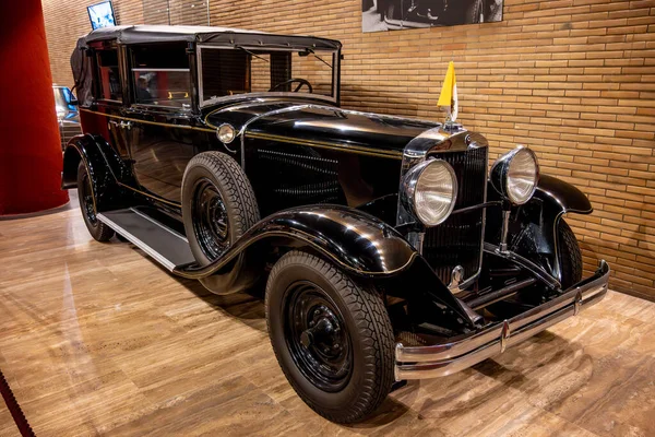 Citta del Vaticano, Vaticano - Stato della Citta del Vaticano - 11-22-2022: Vatikan Müzelerinin ulaşım koleksiyonunun bir parçası olan ışıkların altında parlayan klasik bir papalık arabası