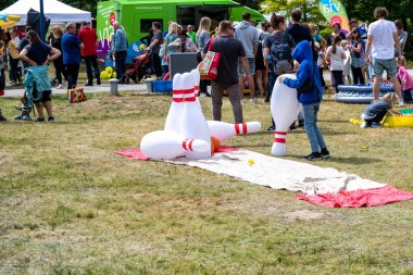 Templin, Brandenburg - Almanya - 06-09-2022: Yerel bir açık hava festivalinde kurulan ve aile ve çocuklara eğlence sağlayan dev şişirilebilir bowling oyunu
