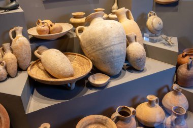 Tarihi medeniyetlerin sanatını ve zanaatkarlığını sergileyen çeşitli antik çömlekler.