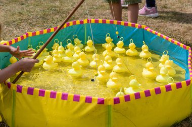 Canlı bir ördek avlama oyunu, eğlenceli ve basit bir yarışmayı harmanlayarak çocukları yaz festivalinde büyülüyor.