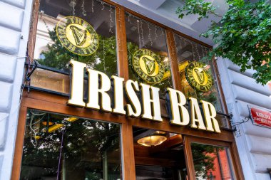 Prag, Başkent Prag - Çek Cumhuriyeti - 09-18-2022: Prag kentsel sokak manzarasının zemininde İrlanda bar tabelası parlıyor