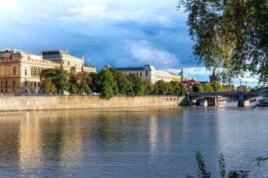 Prag, Başkent Prag - Çek Cumhuriyeti - 09-20-2022: Çek Cumhuriyeti 'nin Prag kentindeki köprülere karşı Vltava Nehri kıyısındaki Rudolfinum
