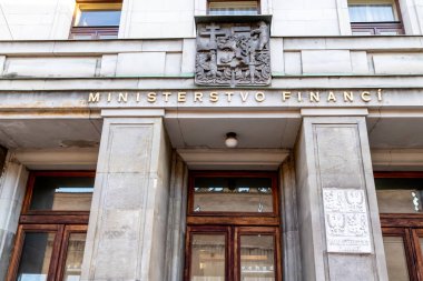 Prag, Başkent Prag - Çek Cumhuriyeti - 09-18-2022: Çek Maliye Bakanlığı 'na Giriş, tarihi mimari ve amblem sergileniyor