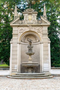 Prag, Başkent Prag - Çek Cumhuriyeti - 09-21-2022: Prag 'da sakin bir park ortamında heykel figürleri bulunan Barok tarzı çeşme
