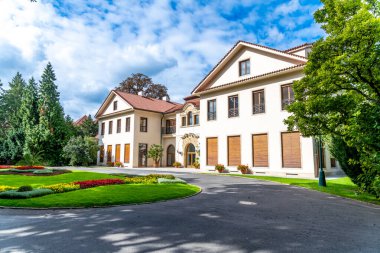Prag, Başkent Prag - Çek Cumhuriyeti - 09-21-2022: Prag 'da güzel manikürlü bahçeleri ve klasik mimarisi olan görkemli villa