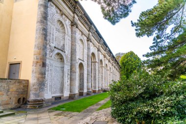 Prag, Başkent Prag - Çek Cumhuriyeti - 09-21-2022: Prag 'daki Rönesans atari salonu ayrıntılı freskler ve klasik sütunlarla süslendi