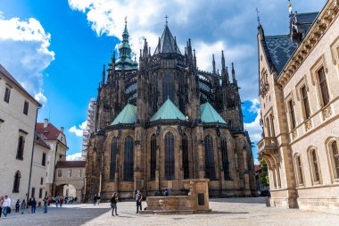 Prag, Başkent Prag - Çek Cumhuriyeti - 09-22-2022: Ziyaretçiler Prag 'ın ikonik Gotik katedrali yakınlarında mavi gökyüzü altında geziniyorlar