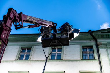 Prag, Başkent Prag - Çek Cumhuriyeti - 09-22-2022: Prag 'daki bir film seti için vinç tarafından çekilen profesyonel ışıklandırma platformları