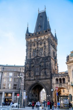 Prag, Başkent Prag - Çek Cumhuriyeti - 09-22-2022: Prag 'daki Gotik Toz Kulesi, önemli bir ortaçağ şehir kapısı ve önemli bir anıt