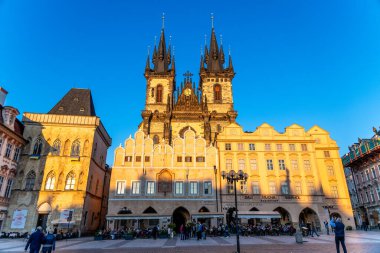 Prag, Başkent Prag - Çek Cumhuriyeti - 09-22-2022: Prag 'ın tarihi merkezinde ikonik Tyn Kilisesi alacakaranlık gökyüzüne karşı dimdik ayakta duruyor