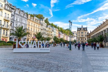 Carlsbad, Karlovy Vary - Çek Cumhuriyeti - 09-23-2022: Karlovy Vary 'nin tarihi şehir merkezi ve ziyaretçileri karşılayan I Love Vary tabelası