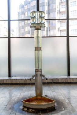 Carlsbad, Karlovy Vary - Çek Cumhuriyeti - 09-23-2022: Karlovy Vary 'de yenilikçi termal yay yapısı, sağlık ve modern mimarinin sakin bir karışımı