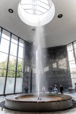 Carlsbad, Karlovy Vary - Çek Cumhuriyeti - 09-23-2022: Karlovy Vary kaplıca kasabasındaki modern kapalı termal kaynağa ziyaretçiler hayret ediyor