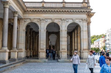 Carlsbad, Karlovy Vary - Çek Cumhuriyeti - 09-23-2022: Görkemli sütunlar Karlovy Vary 'nin ünlü spa kasabasının gezinti alanı