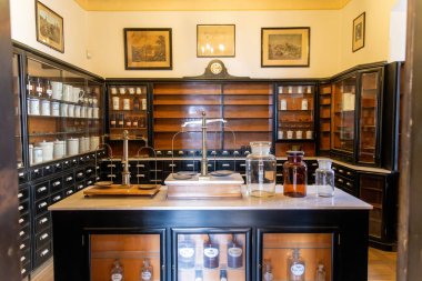 Madalyon, Karlovy Vary - Çek Cumhuriyeti - 09-24-2022: Antika ilaç kavanozları, pullar ve ekipmanlarla tarihi eczacılık kurulumu