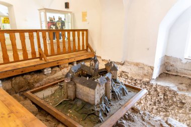 Madalyon, Karlovy Vary - Çek Cumhuriyeti - 09-24-2022: Loket 'teki kalenin ayrıntılı bir minyatür kopyası gerçek tarihi düzeninde sunuldu