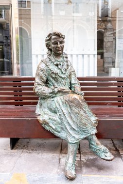 Cartagena, Murcia - İspanya - 01-16-2024: Kentte oturan bir kadının bronz heykeli