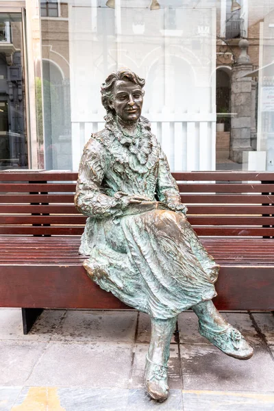 Cartagena, Murcia - İspanya - 01-16-2024: Kentte oturan bir kadının bronz heykeli