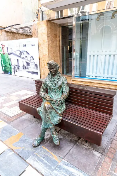 Cartagena, Murcia - İspanya - 01-16-2024: Kentte oturan bir kadının bronz heykeli