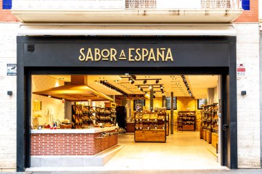 Cartagena, Murcia - İspanya - 01-16-2024: Sabor bir Espana mağazasının içi gurme İspanyol ürünleriyle dolu