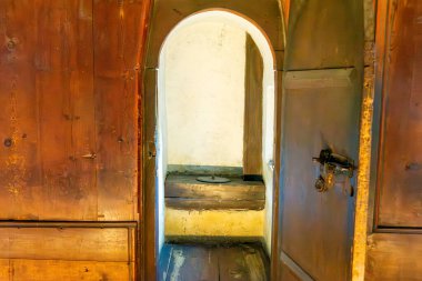 Salzburg, Salzburg - Avusturya - 06-17-2021: Hohensalzburg 'un Prens Odalarındaki tarihi ahşap tuvalet, ortaçağ hijyenik uygulamalarını yansıtıyor