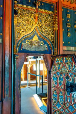 Salzburg, Salzburg - Avusturya - 06-17-2021: Hohensalzburg 'un Altın Odası' ndaki ayrıntılı kapı aralığı, ortaçağ zenginliği ve sanatsallığını gözler önüne seriyor