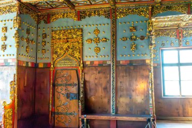 Salzburg, Salzburg - Avusturya - 06-17-2021: Hohensalzburg 'un Altın Odası' nın zenginleştirilmiş tavan ve duvarı, ortaçağ işçiliğinin bir kanıtı