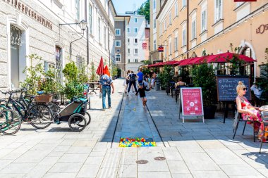 Salzburg, Salzburg - Avusturya - 06-18-2021: Klasik mimari ile çevrili Salzburg tarihi merkezinde Barok çeşmesiyle Residenzplatz 'ın havadan görünüşü