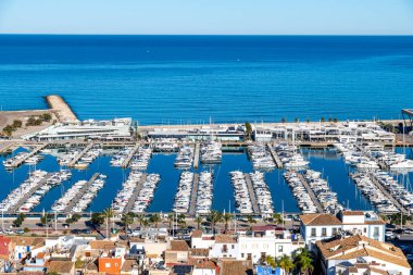 Denia, Alicante - İspanya - 12-22-2023: Akdeniz 'e karşı yatlarla dolu Denia' nın yat limanına bakan