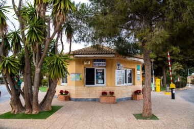 La Manga, Murcia - İspanya - 01-09-2024: Tropik ağaçlar ve bariyer girişli kamp alanı resepsiyonu, La Manga, İspanya