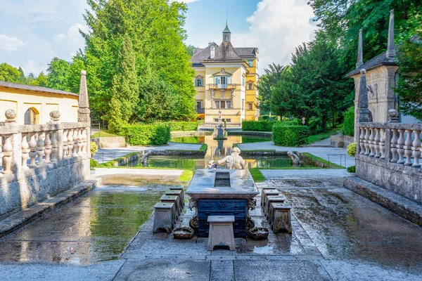 Salzburg, Salzburg - Avusturya - 06-18-2021: Klasik mimari ile çevrili Salzburg tarihi merkezinde Barok çeşmesiyle Residenzplatz 'ın havadan görünüşü