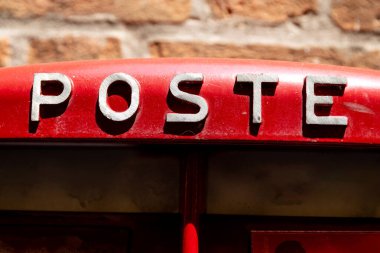 Venedik, Veneto - İtalya - 06-09-2021: Venedik, İtalya 'da kırmızı bir posta kutusunda' POSTE 'kelimesinin makro çekimi