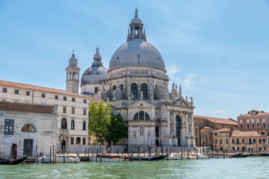 Venedik, Veneto - İtalya - 06-10-2021: Venedik kanalından Iconic Santa Maria della Salute Basilica