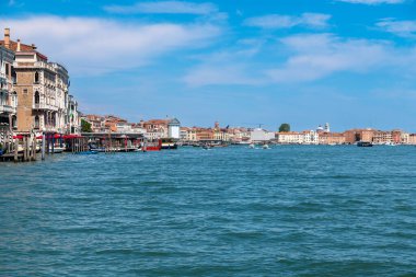 Venedik, Veneto - İtalya - 06-10-2021: Venedik 'in Büyük Kanalı açık mavi gökyüzü altındaki tarihi binalarla çevrili