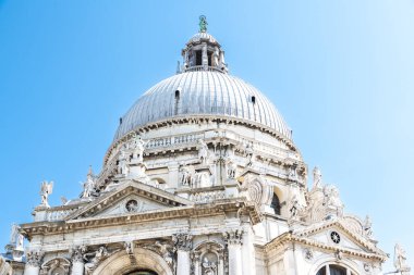 Venedik, Veneto - İtalya - 06-10-2021: Açık gökyüzüne karşı Santa Maria della Salute 'un Barok görkemi