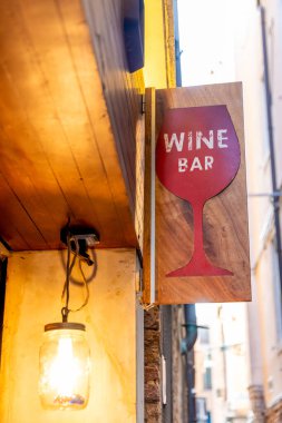 Venedik, Veneto - İtalya - 06-10-2021: Venedik 'in samimi bir sokağındaki bir şarap barı için aydınlatma işareti