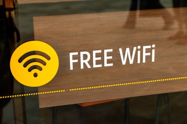 Venedik, Veneto - İtalya - 06-10-2021: Ücretsiz WiFi hizmeti için cam pencere imzalayın