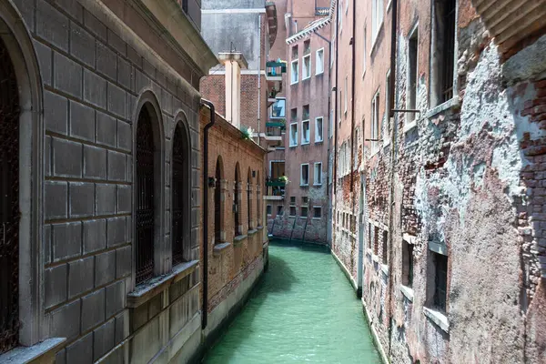 Venedig Venetien Italien 2021 Eine Abgelegene Wasserstraße Schlängelt Sich Zwischen Stockfoto