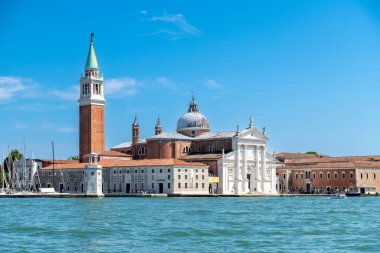 Venedik, Veneto - İtalya - 06-10-2021: San Giorgio Maggiore Kilisesi Venedik 'teki adaş adasında gökyüzüne karşı yükseliyor