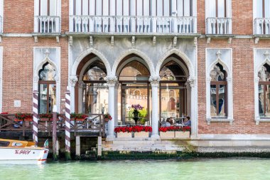 Venedik, Veneto - İtalya - 06-10-2021: Venedik ikonik demirleme direkleriyle Hotel Palazzo Barbarigo 'da liman yemeği