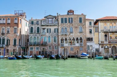 Venedik, Veneto - İtalya - 06-10-2021: Venedik 'te 14. yüzyıl Palazzo Orio Semitecolo Benzon, Büyük Kanal' ın farklı Gotik özelliklerini sergiliyor