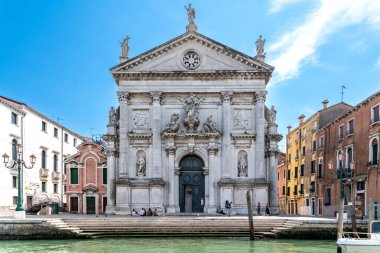 Venedik, Veneto - İtalya - 06-10-2021: Venedik 'in San Stae' deki çarpıcı beyaz kilise cephesi, tarihi mimarinin bir simgesi olan kanalı şereflendiriyor.