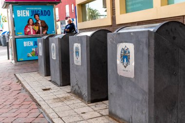 Puerto de Mazarron, Murcia - İspanya - 01-18-2024: İspanyol caddesinde Mezranon arması ile süslenmiş geri dönüşüm kutuları