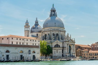 Venedik, Veneto - İtalya - 06-10-2021: Venedik 'in tarihi barok kilisesi Santa Maria della Salute' un nefes kesici manzarası
