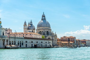 Venedik, Veneto - İtalya - 06-10-2021 Barok Santa Maria della Salute Kilisesi Venedik 'in girişinde görkemli duruyor