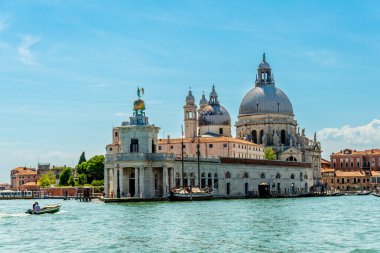 Venedik, Veneto - İtalya - 06-10-2021: Venedik 'in güneşli Büyük Kanalı' ndan tarihi Punta della Dogana ve Santa Maria della Salute Basilica