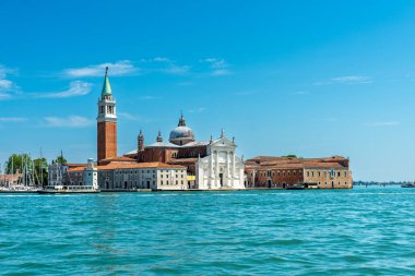 Venedik, Veneto - İtalya - 06-10-2021: San Giorgio Maggiore Kilisesi Venedik 'teki adaş adasında gökyüzüne karşı yükseliyor