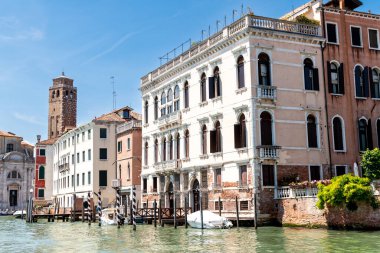 Venedik, Veneto - İtalya - 06-10-2021: Venedik binaları ve Büyük Kanal 'ın yanındaki açık mavi gökyüzü altındaki kule