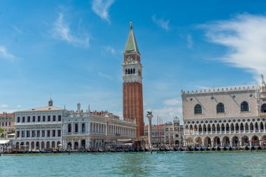 Venedik, Veneto - İtalya - 06-10-2021: Büyük Kanal boyunca uzanan St. Marks Campanile ve Doges Sarayı 'nın ikonik manzarası